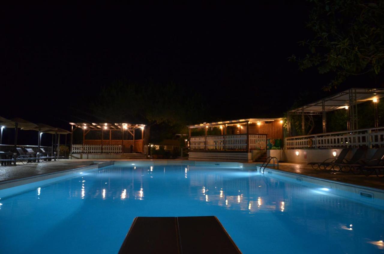 Apolafsi Aparthotel Lixouri Exterior foto